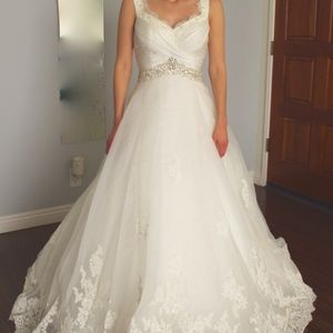 NEW Lace wedding dress sample ballgown Venus